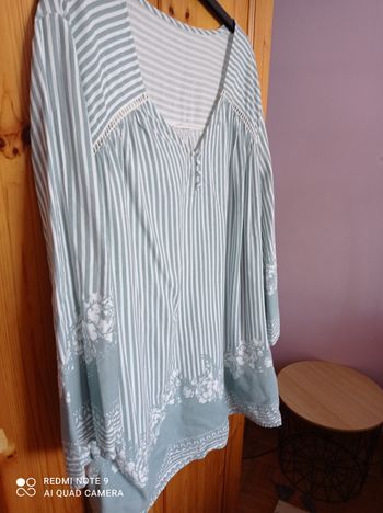 Blouse ay rayures sur fond vert