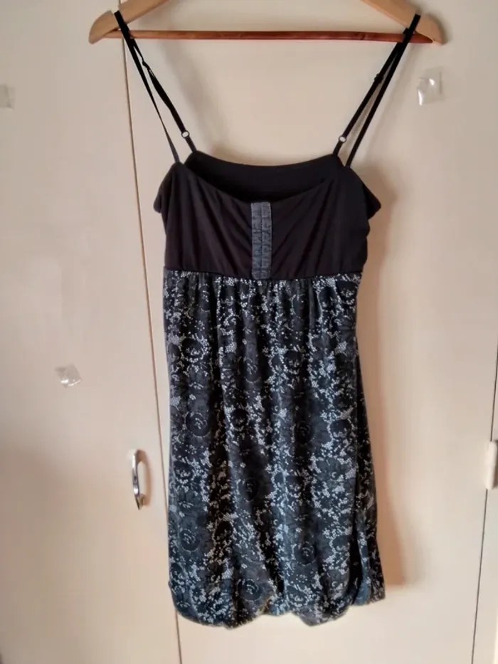 Robe a bretelle bouffante (A236)