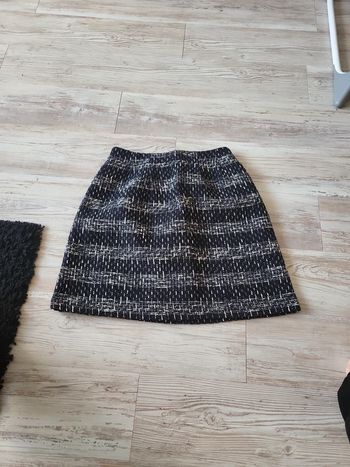 Jupe noire et blanche.