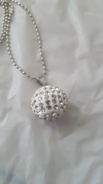 Collier argenté style boule à facette strass . .longueur 36 cm.