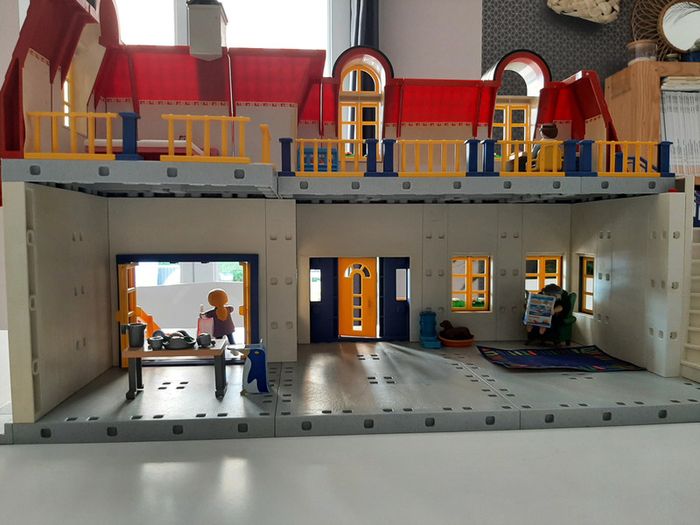 Playmobil très grande (et belle) maison fleurie à étage avec personnages et mobilier, décorations - photo numéro 6
