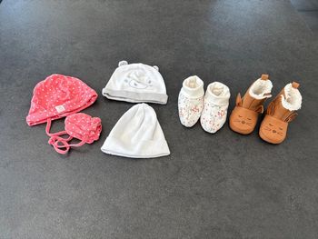 Lot bonnets naissance + chaussons