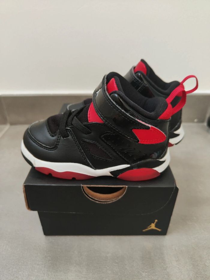 Basket Jordan Nike taille 22 - photo numéro 2