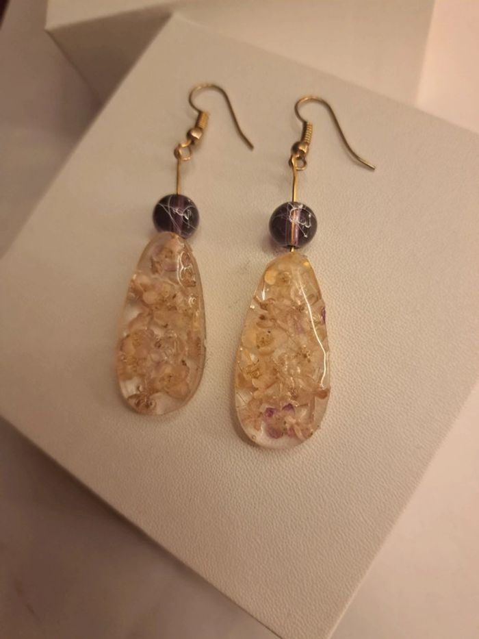 Boucles d'oreilles pendante en résine florale - photo numéro 4