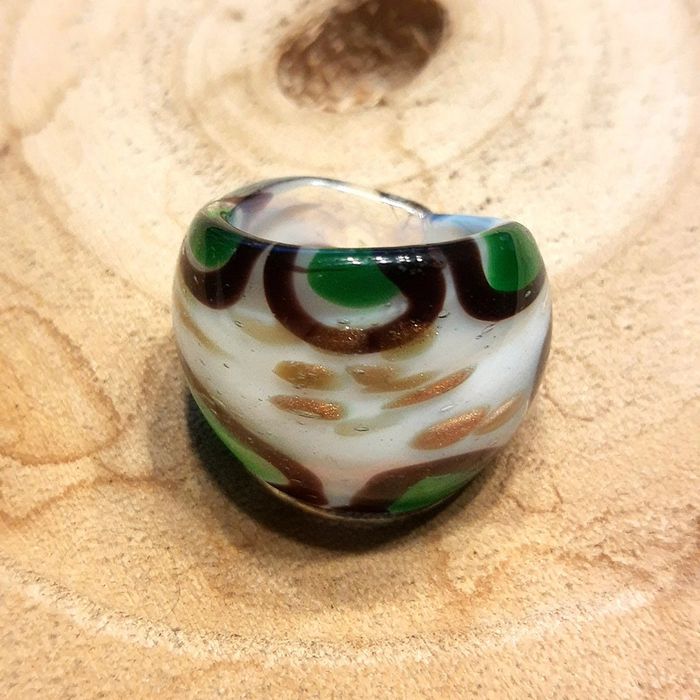 Grosse bague boule en verre  coloris vert, or , blanc, marron