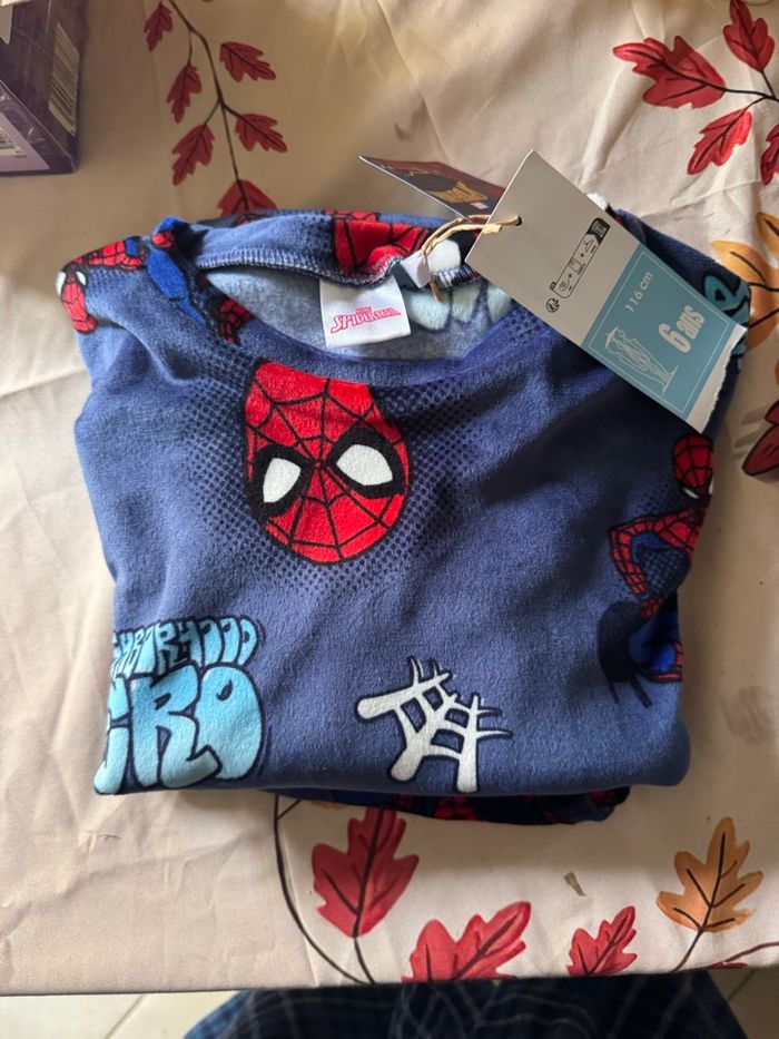 Pyjama velours Spiderman neuf 6 ans - photo numéro 6