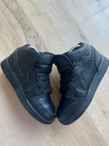 Jordan 1 Mid Triple Black Taille 37.5