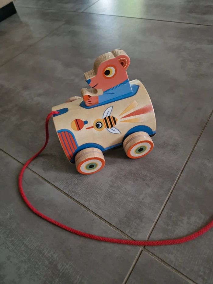 Petit ours dans voiture à tirer Djeco en bois - photo numéro 2