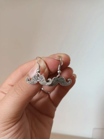 Boucles d'oreilles moustache