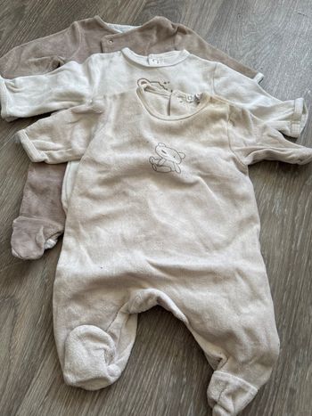 Lot de trois pyjama de taille un mois