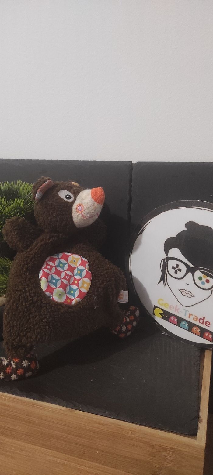 doudou plat Woodours ours marron ebulobo rouge orange blanc vert triangle laine