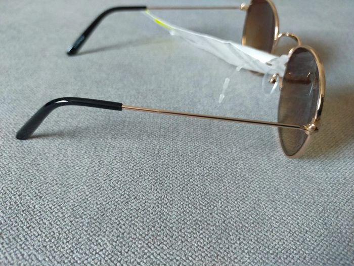 Lunettes de soleil rondes dorées – Neuves avec étiquette - photo numéro 4