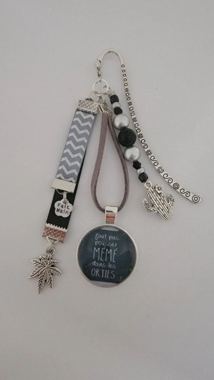 Cadeau humour, bijoux de sac ou marque page " faut pas pousser mémé dans les orties "