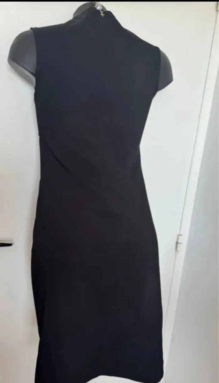 Robe moulante noire - photo numéro 3