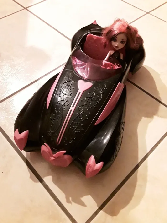 Draculaura et sa voiture