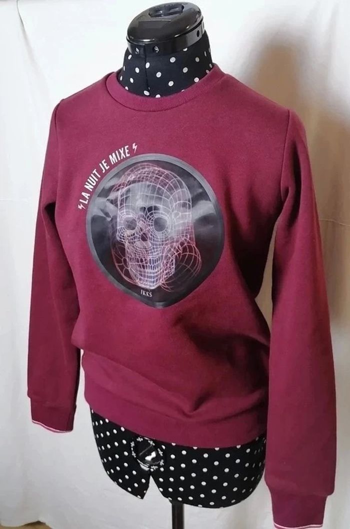 Sweat rouge Bordeaux motif lenticulaire tête de mort / casque IKKS - photo numéro 3