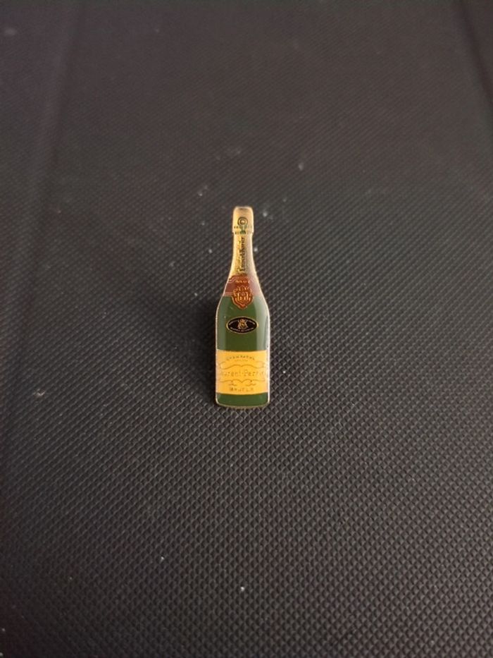 Pin's bouteille Champagne Laurent Perrier