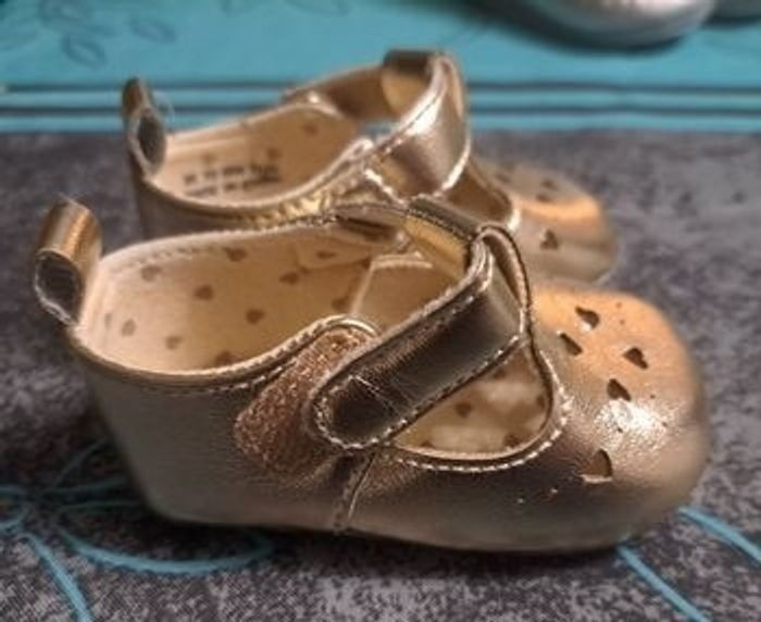 Lot de 4 paires de chaussures fille 0-3 mois TBE - photo numéro 6