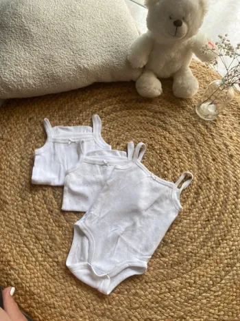 Lot 3 bodies sans manche 3 mois