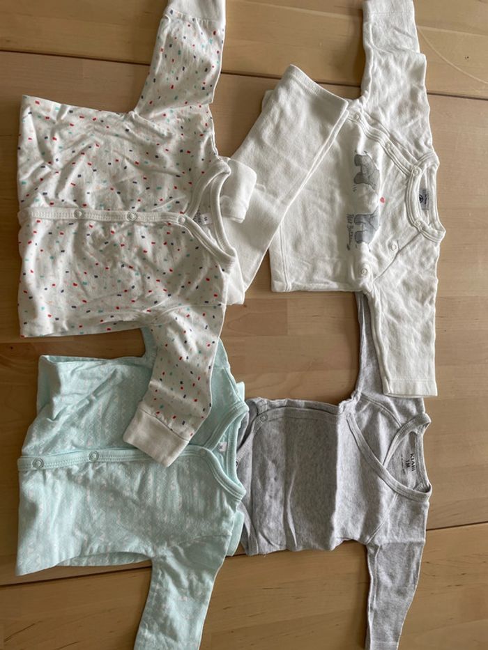 Lot 1 mois bodie ML + 3 pijamas