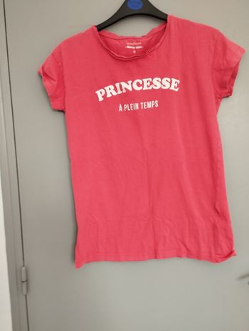 Tee shirt en très bon état marque cache cache taille M