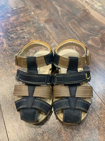 Sandales bleues et brunes