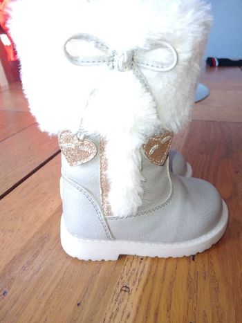 Jolie paire de bottes grises fourrées neuves