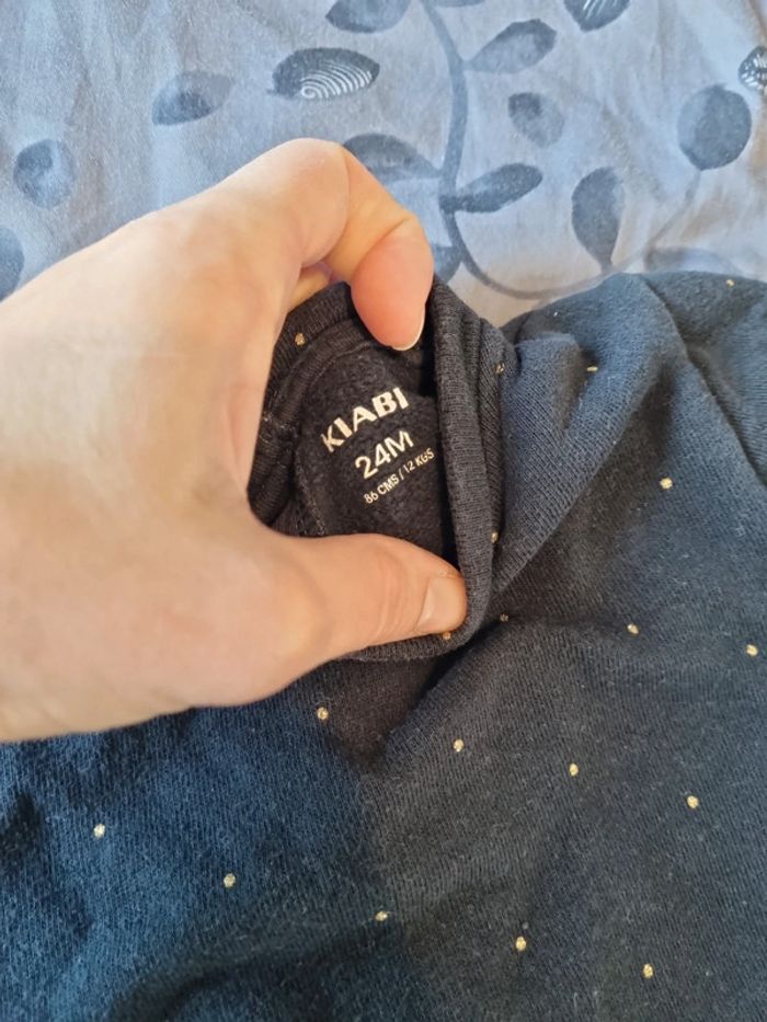 Robe molletonnée bleue marine 24 mois kiabi très bon état paillettes dorées - photo numéro 2