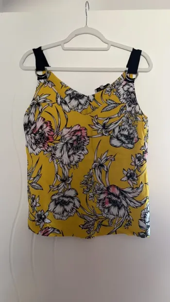 Débardeur jaune avec fleur