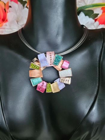 Collier avec son pendentif rond multicolore, Ikita, en acier inoxydable