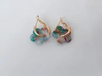 Boucles d’oreilles fleurs pampilles en résine – anneaux dorés