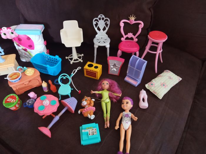 Beau Lot d'Accessoires et Mobilier en Vrac pour poupée Barbie - photo numéro 3