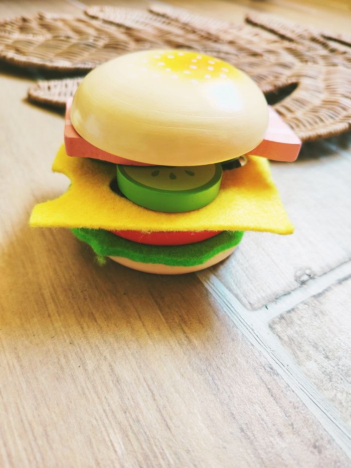 🍔Dinette création hamburgers à scratch avec divers aliments en bois marque Viga - photo numéro 3