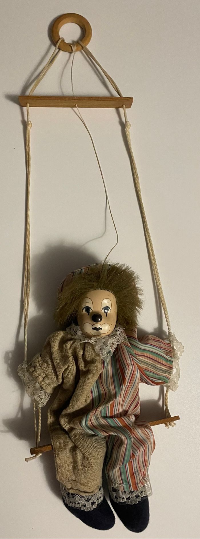 Clown sur balançoire - photo numéro 2