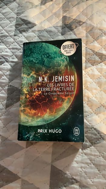 # les livres de la terre fracturée tome 1 NK Jemisin.    )