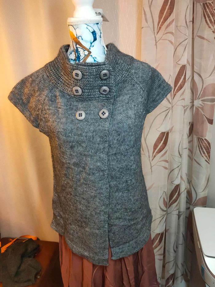 Élégance cosy –  Pull tunique en maille  grise  avec col montant  boutonné