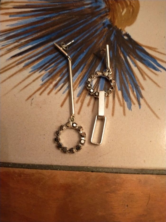 Jolie paire de boucles d'oreilles dépareillées - photo numéro 2