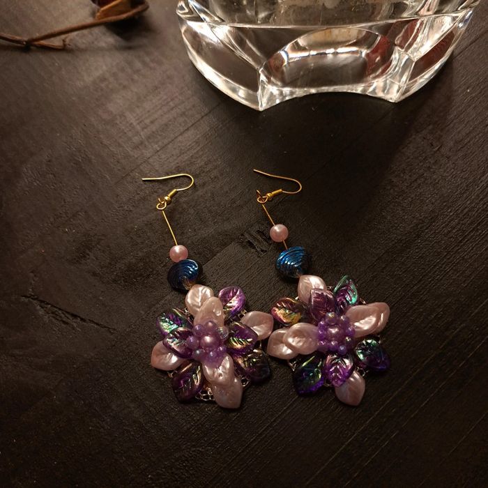 Boucles d'oreilles pendante violette et rose - photo numéro 4