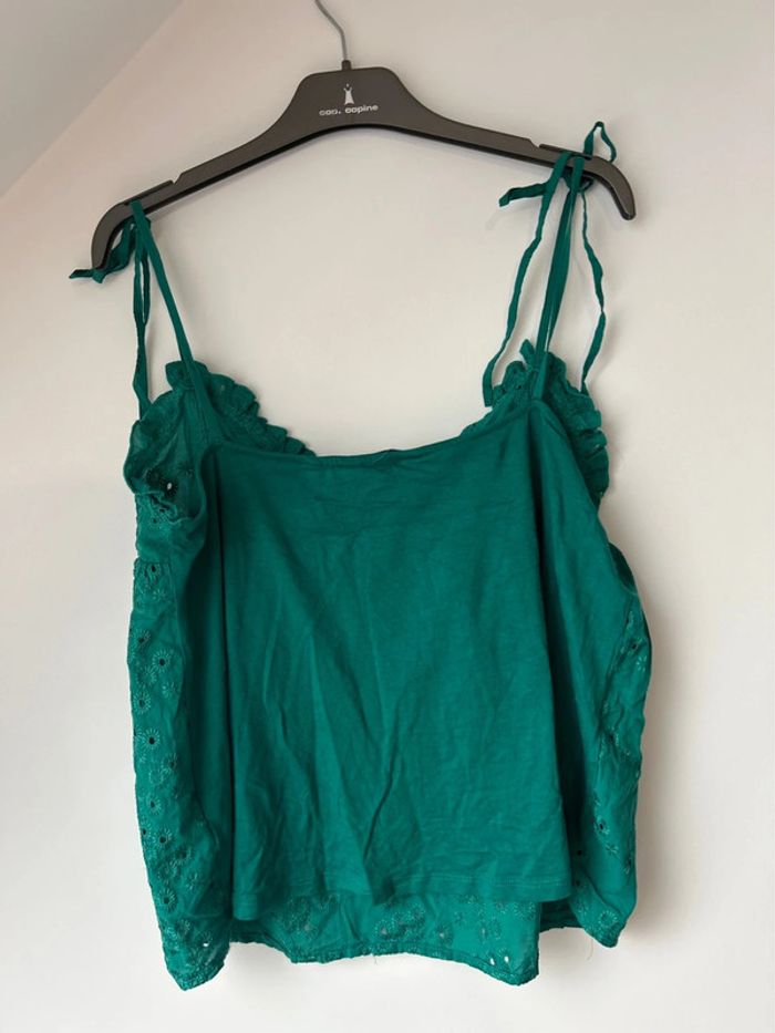 Débardeur fines bretelles romantique vert avec broderie anglaise Naf Naf - photo numéro 2