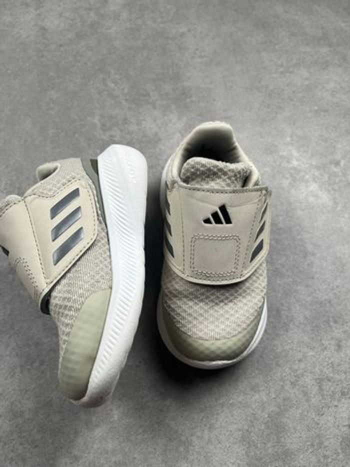 Chaussure adidas taille 23 - photo numéro 3