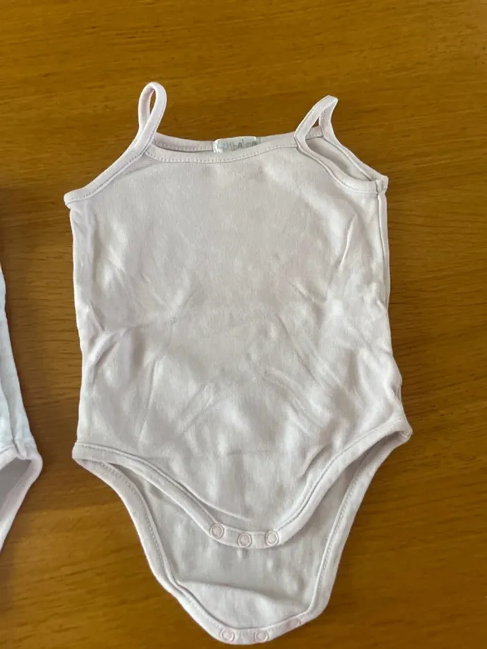 Lot 3 body sans manche fille 6 mois - photo numéro 3