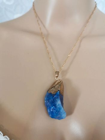 Collier doré. Pierre naturelle quartz bleu-violet