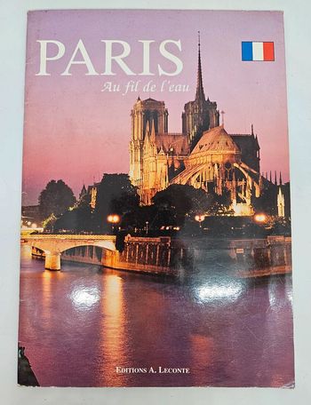 "Paris au fil de l'eau".
A. Leconte.
32 pages. 
ISBN : 2.84389.011.X