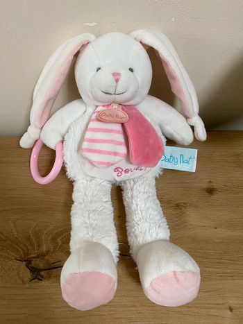 Doudou peluche lapin éveil blanc rose anneau pouet baby nat