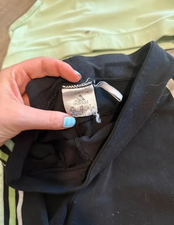 Ensemble sport short cycliste adidas noir et vert avec brassière - photo numéro 2