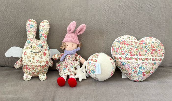 Trousselier lot en parfait état, comme neuf. Lot composé d’une poupée souple, un petit ballon hochet, cœur à musique, lapin souple.