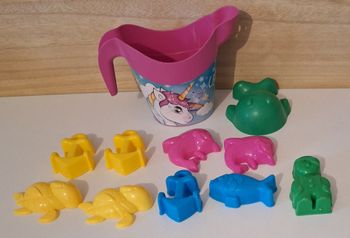 Lot d'un seau et de 10 moulages à sable