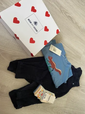 Lot Petit bateau 6 mois t shirt salopette et chaussettes