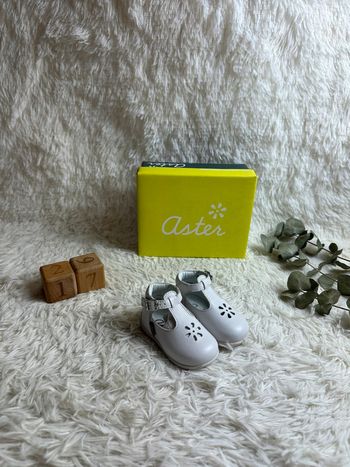 Paire de chaussures blanches aster taille 17