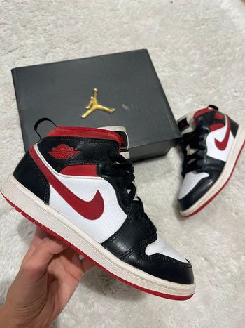 Nike Jordan Noir blanc et rouge